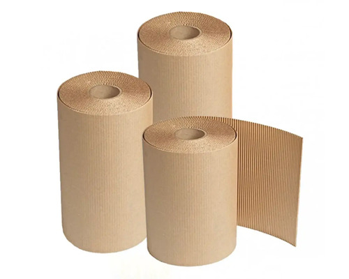 Trei role de carton ondulat pentru ambalarea și protejarea produselor.