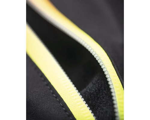 Prim-plan al unui fermoar pe o îmbrăcăminte