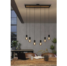 Lampa suspendată cu șapte lumini deasupra unei mese