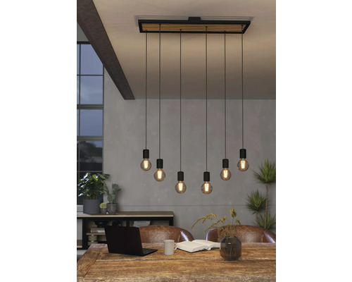 Lampa suspendată cu șapte lumini deasupra unei mese