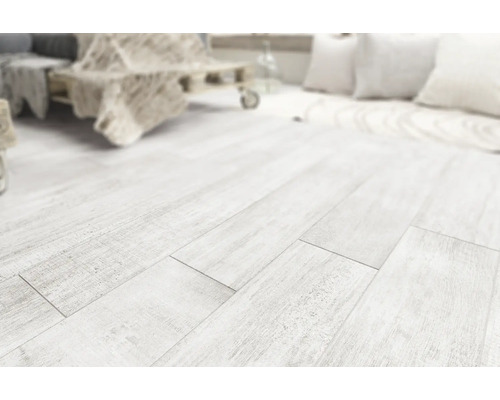 Cameră de zi luminoasă cu parchet laminat cu aspect de lemn