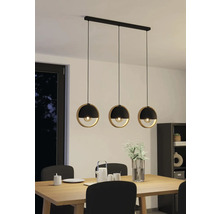 Lampa suspendată cu trei lumini deasupra unei mese de sufragerie