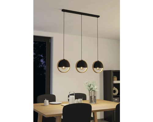 Lampa suspendată cu trei lumini deasupra unei mese de sufragerie