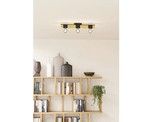 Lumină de plafon cu trei becuri și detalii din lemn deasupra unei biblioteci