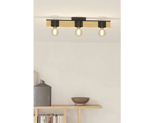 Lumină de plafon cu trei lămpi în camera de zi