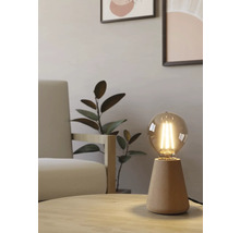 Lampă de masă decorativă cu bec pe o masă
