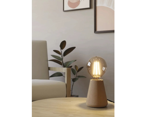 Lampă de masă decorativă cu bec pe o masă