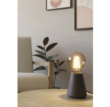 Lampă de masă decorativă cu sursă de lumină pe o masă