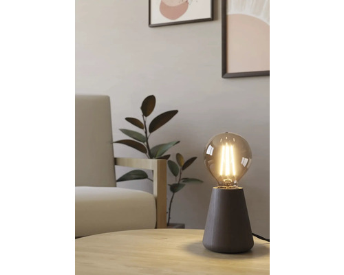 Lampă de masă decorativă cu sursă de lumină pe o masă