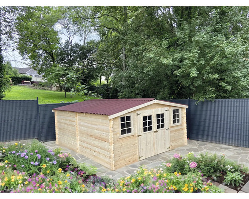 Cabină de grădină din lemn cu acoperiș roșu și ferestre