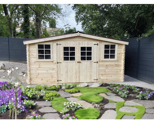 Căsuță de grădină din lemn cu ferestre și ușă dublă în grădină