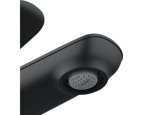 Prim-plan cu un robinet negru cu aerator