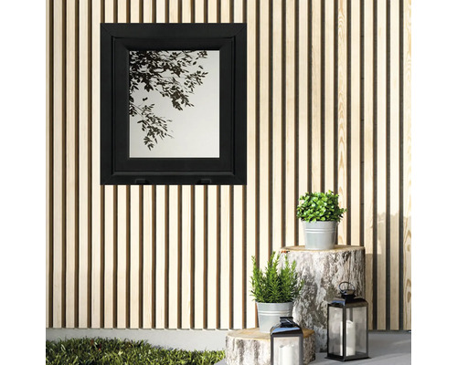 Aspect exterior cu fațadă din lemn și fereastră cu ramă întunecată