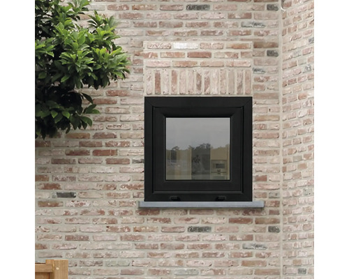 Vedere exterioară a unei ferestre într-un zid de cărămidă