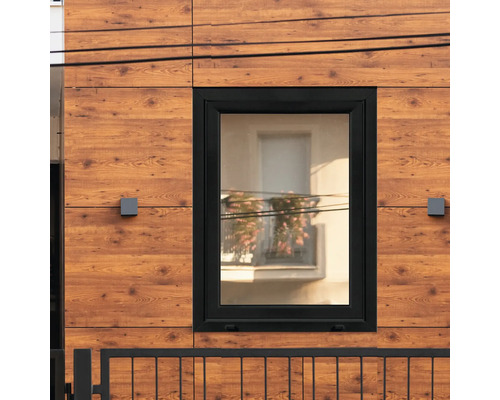 Fațadă cu placare din lemn și fereastră cu ramă neagră