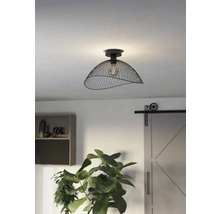 Lumină de plafon cu abajur din sârmă montată în cameră