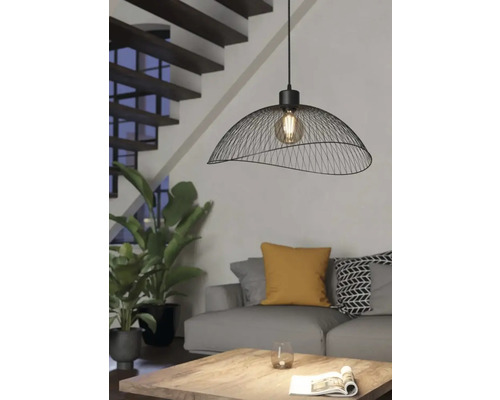 Living modern cu o lampă suspendată din plasă de sârmă deasupra unei măsuțe de cafea