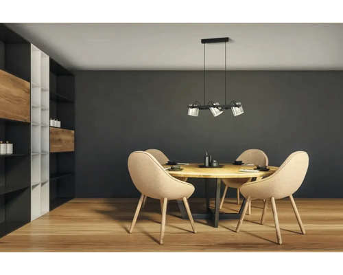 Sufragerie cu masă din lemn, scaune și lampă suspendată