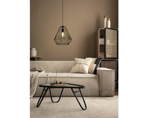 Living cu canapea, măsuță de cafea și lampă suspendată geometrică