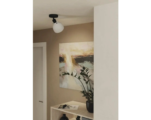 Lumină de tavan în hol cu pictură și comodă