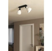 Lumină de tavan cu două spoturi în camera de zi