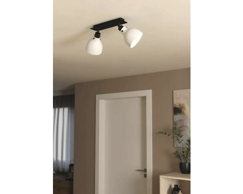 Lumină de tavan cu două spoturi în camera de zi