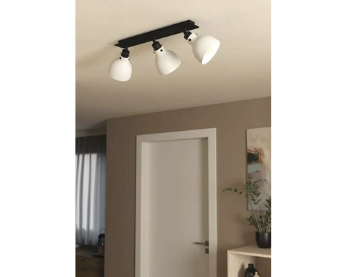 Lumină de plafon cu trei spoturi în camera de zi.