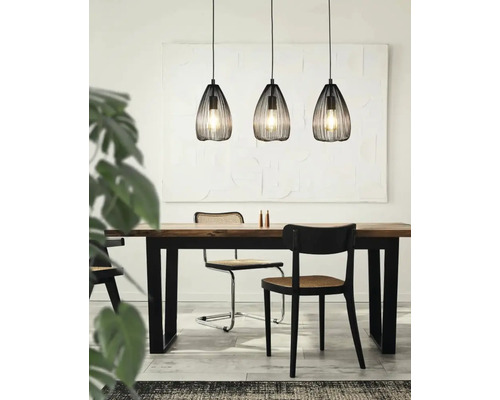 Trei lămpi suspendate metalice deasupra unei mese cu scaune