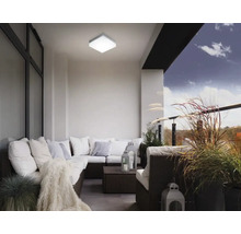 Plafonieră pătrată pe o terasă cu mobilier de lounge