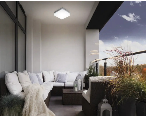 Plafonieră pătrată pe o terasă cu mobilier de lounge