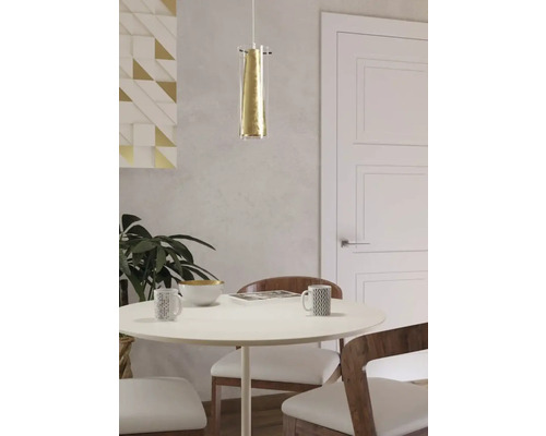 Sufragerie cu lampă suspendată deasupra unei mese rotunde cu scaune.
