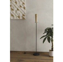 Lampă de podea în sufragerie cu panou decorativ de perete și plantă de apartament