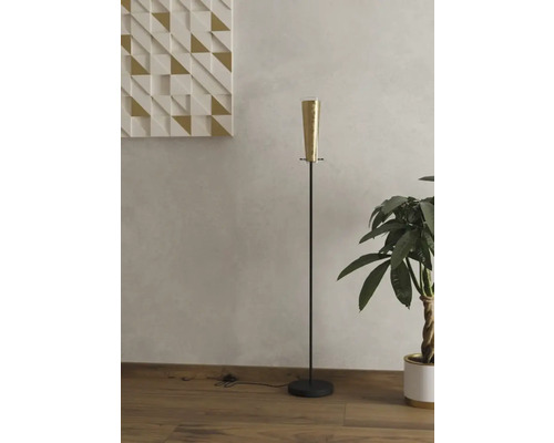 Lampă de podea în sufragerie cu panou decorativ de perete și plantă de apartament