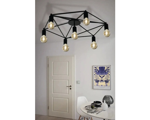 Plafonieră neagră cu design geometric și mai multe becuri într-o sufragerie.