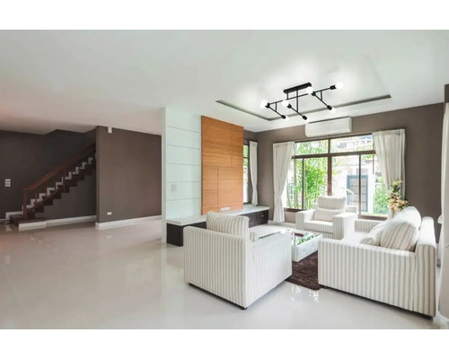 Living luminos cu mobilier și scară