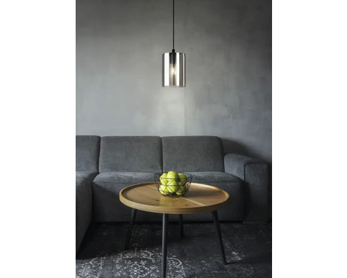 Lumină suspendată din sticlă deasupra unei măsuțe de cafea cu mere