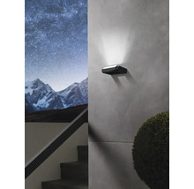 Lumină modernă de perete pentru exterior lângă o scară