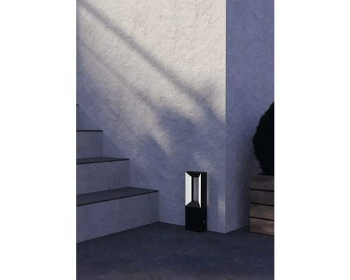 Spot încorporat în podea lângă scări și plantă