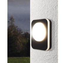 Lumină de perete pătrată cu suprafață luminoasă rotundă pe o fațadă