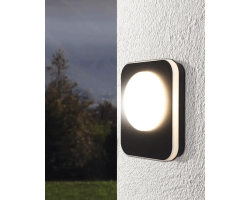 Lumină de perete pătrată cu suprafață luminoasă rotundă pe o fațadă