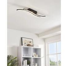 Plafonieră modernă cu elemente de lumină LED curbate într-un living.
