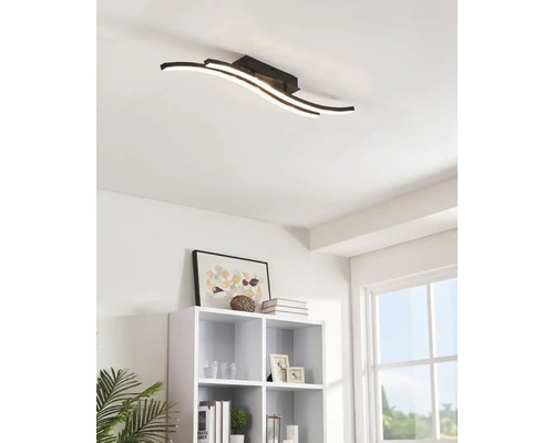 Plafonieră modernă cu elemente de lumină LED curbate într-un living.