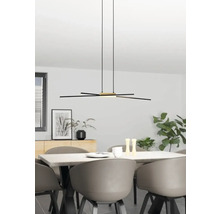 Lampa suspendată deasupra unei mese de sufragerie într-o cameră luminoasă