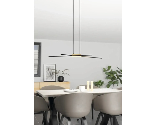 Lampa suspendată deasupra unei mese de sufragerie într-o cameră luminoasă