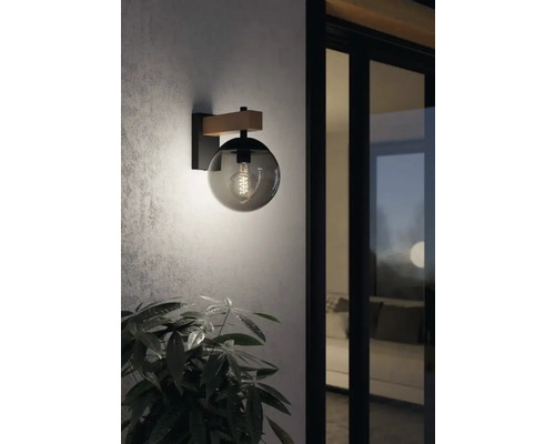 Lumină de perete pentru exterior cu element din lemn și glob de sticlă