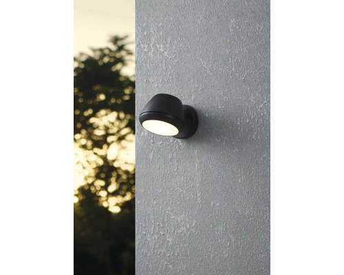 Lumină de perete exterior pentru iluminarea spațiilor exterioare.
