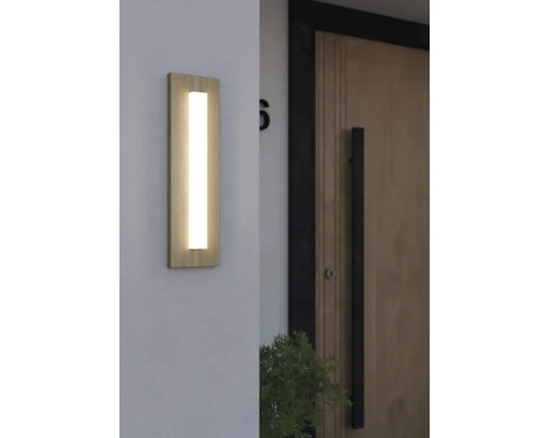 O lampă de perete exterioară lângă o ușă de intrare.