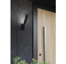 Fațadă modernă de casă cu lampă de exterior lângă o ușă