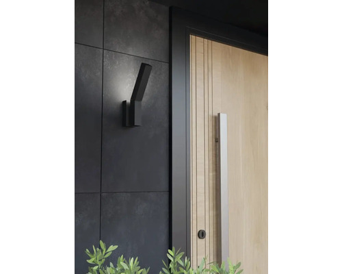 Fațadă modernă de casă cu lampă de exterior lângă o ușă