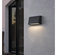 Lampa neagră de perete pentru exterior pe un perete